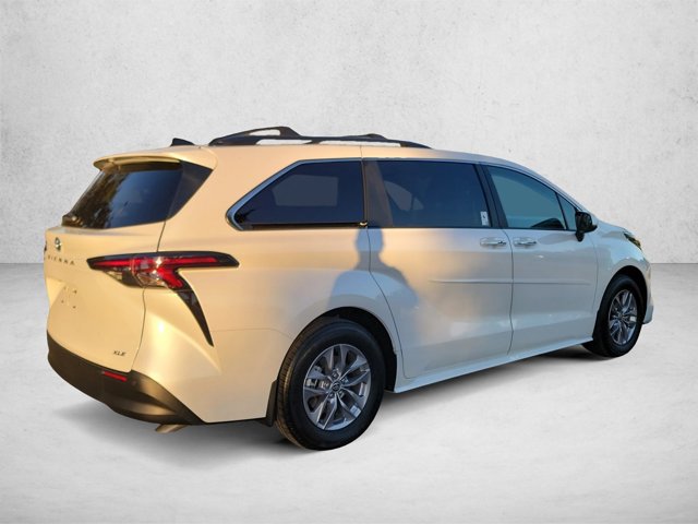 Used 2026 Toyota Sienna XLE FWD image 5