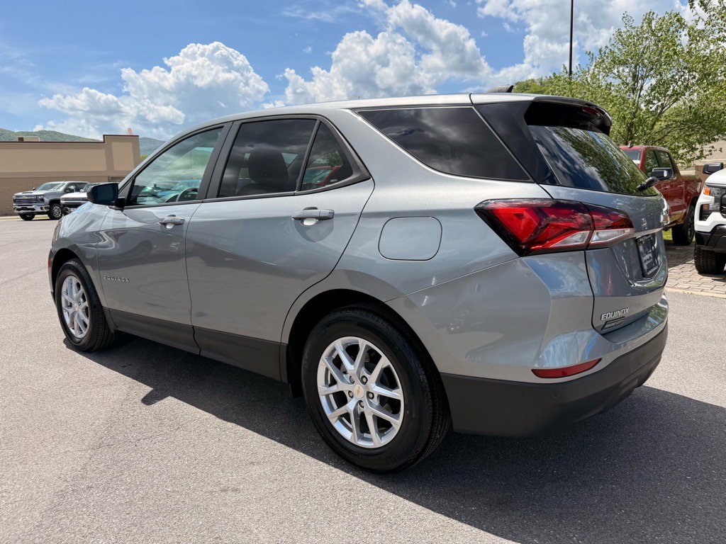 Used 2023 Chevrolet Equinox LS w/ LS Convenience Package image 3