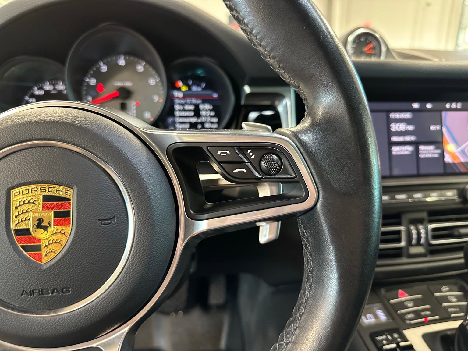 Used 2021 Porsche Macan S image 18