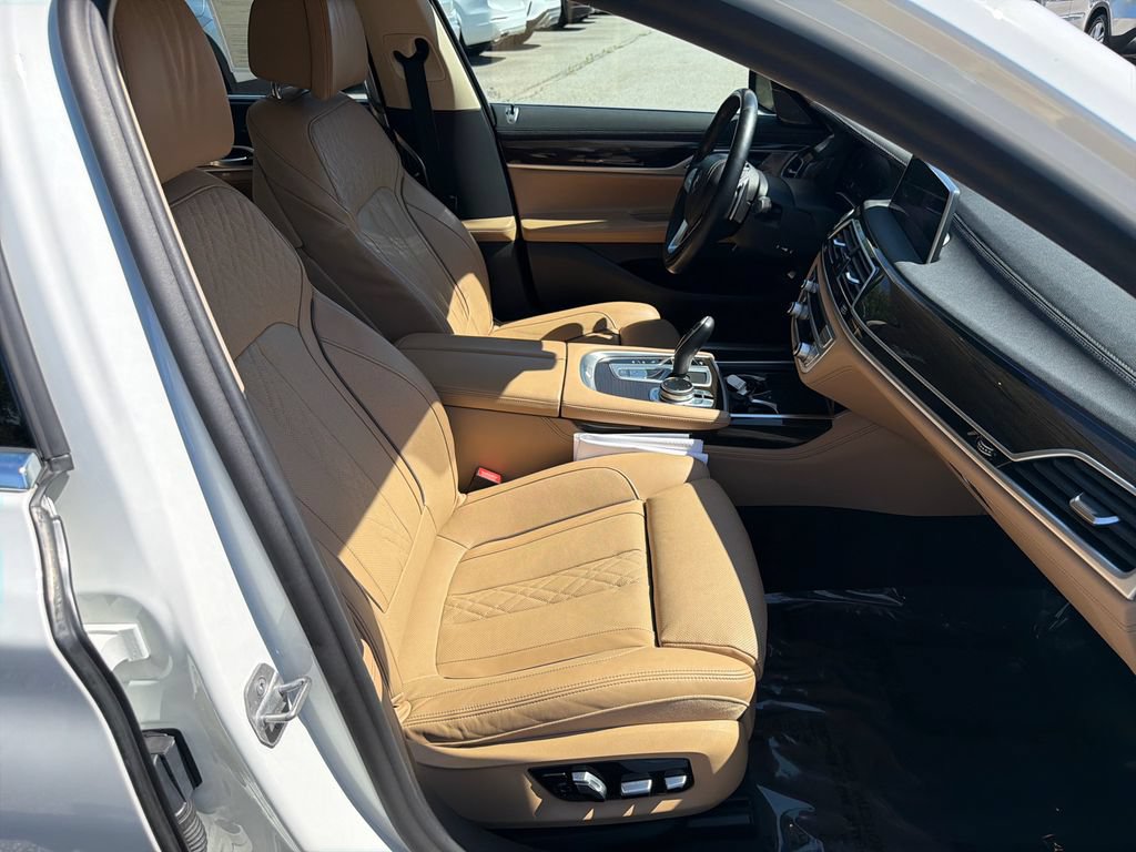 Used 2022 BMW 740i w/ Premium Package RWD image 13