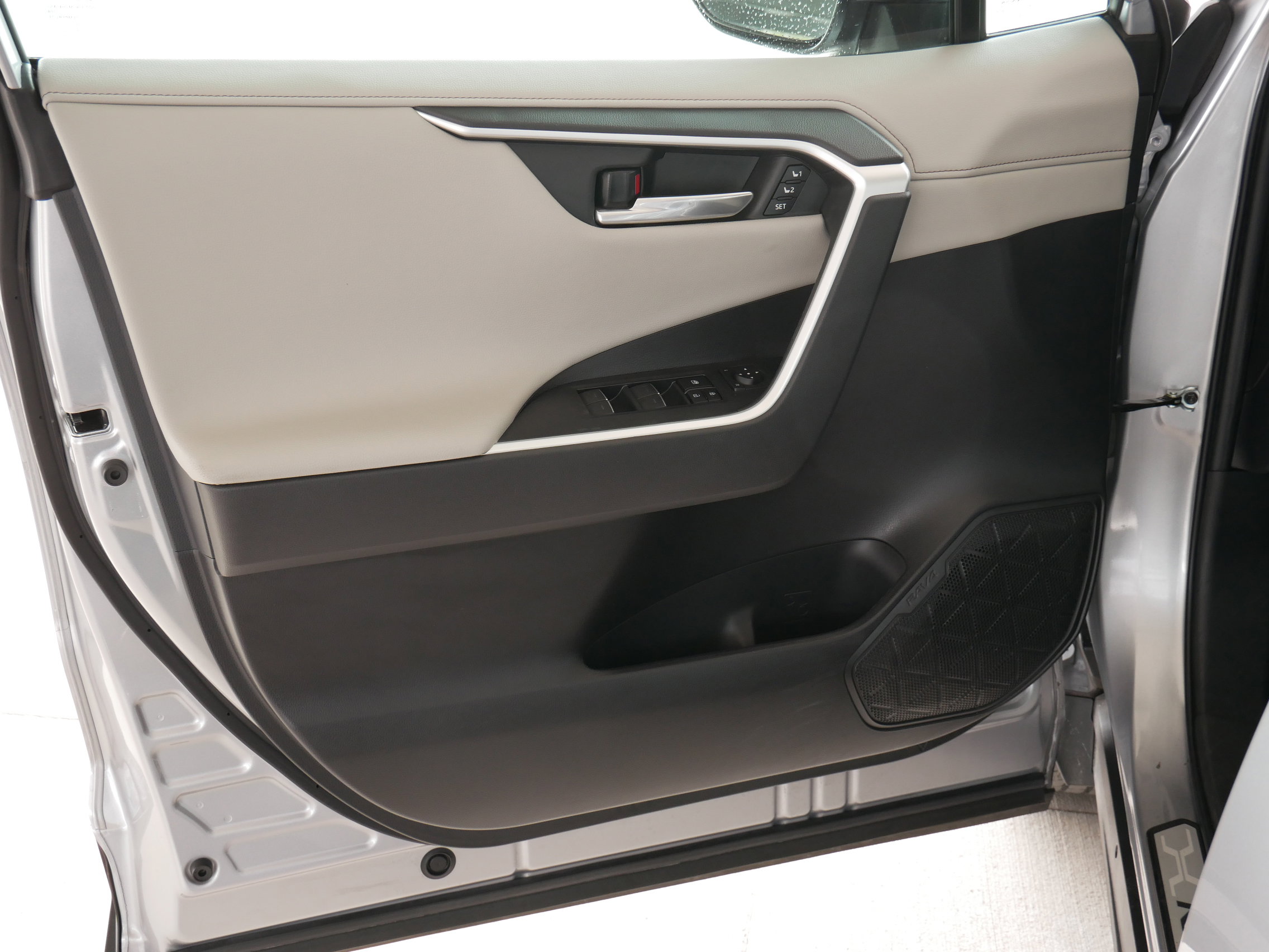 Used 2023 Toyota RAV4 Limited image 6