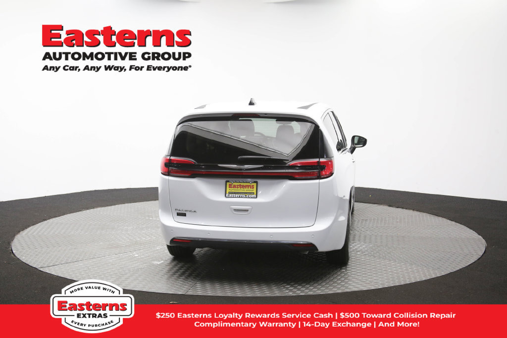 Used 2023 Chrysler Pacifica Touring-L FWD image 40