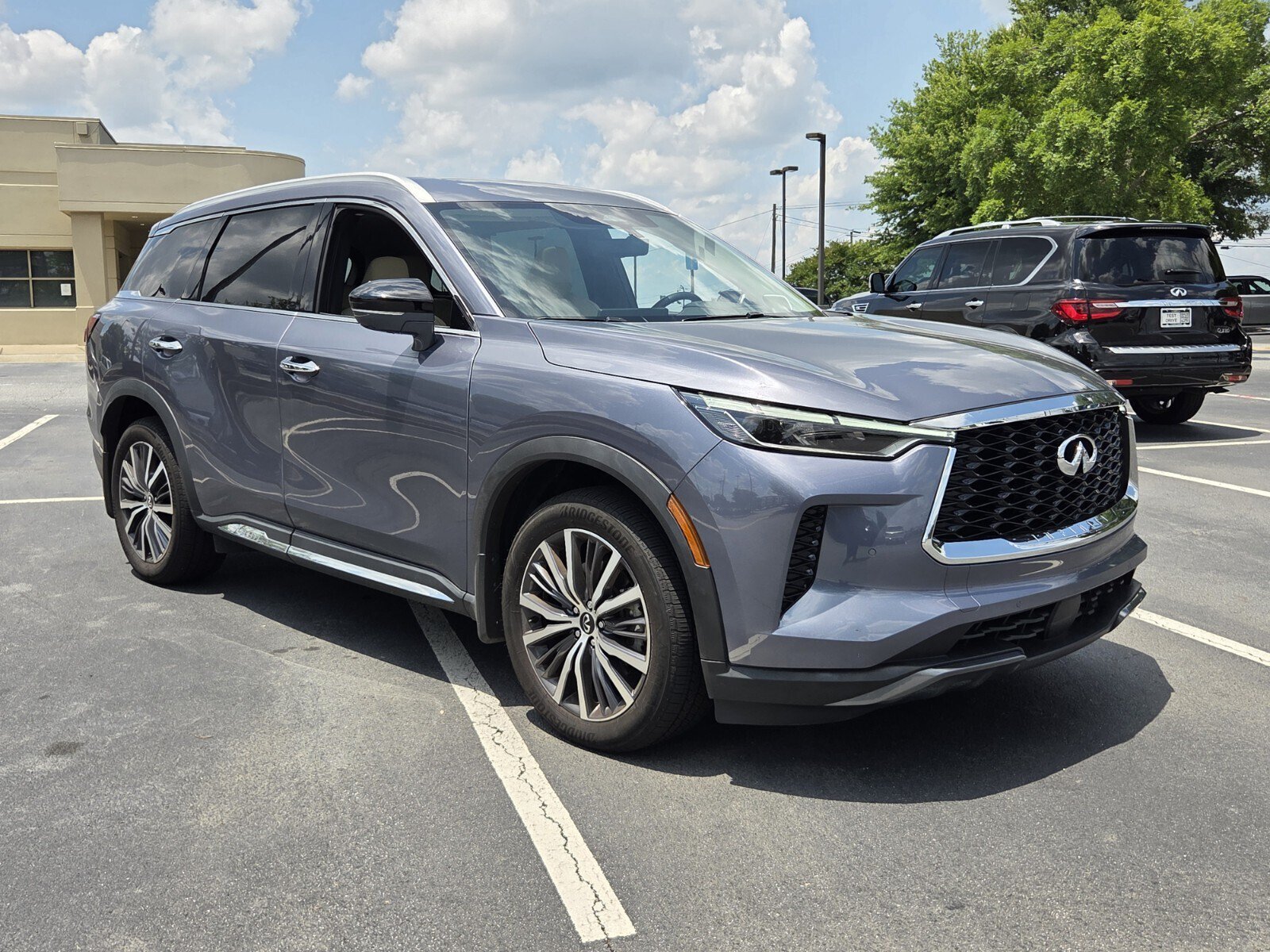 Used 2023 INFINITI QX60 Sensory w/ Vision Package AWD/4WD image 4
