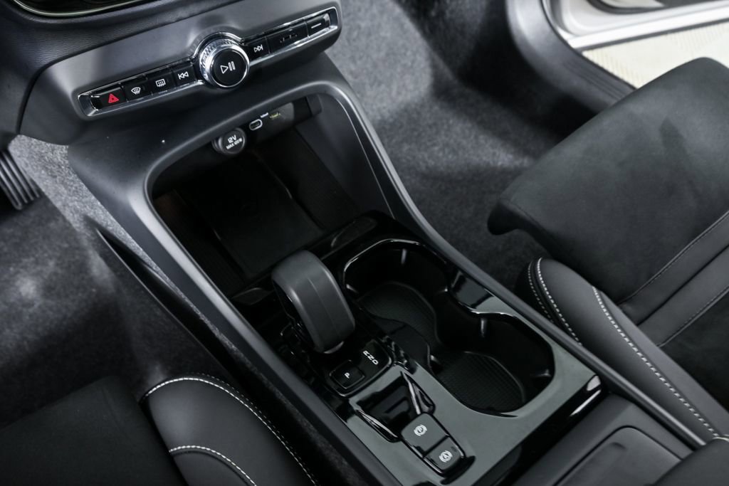 Certified 2025 Volvo XC40 B5 Plus image 18