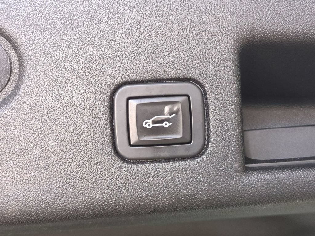 Used 2018 Chevrolet Equinox Premier FWD image 15