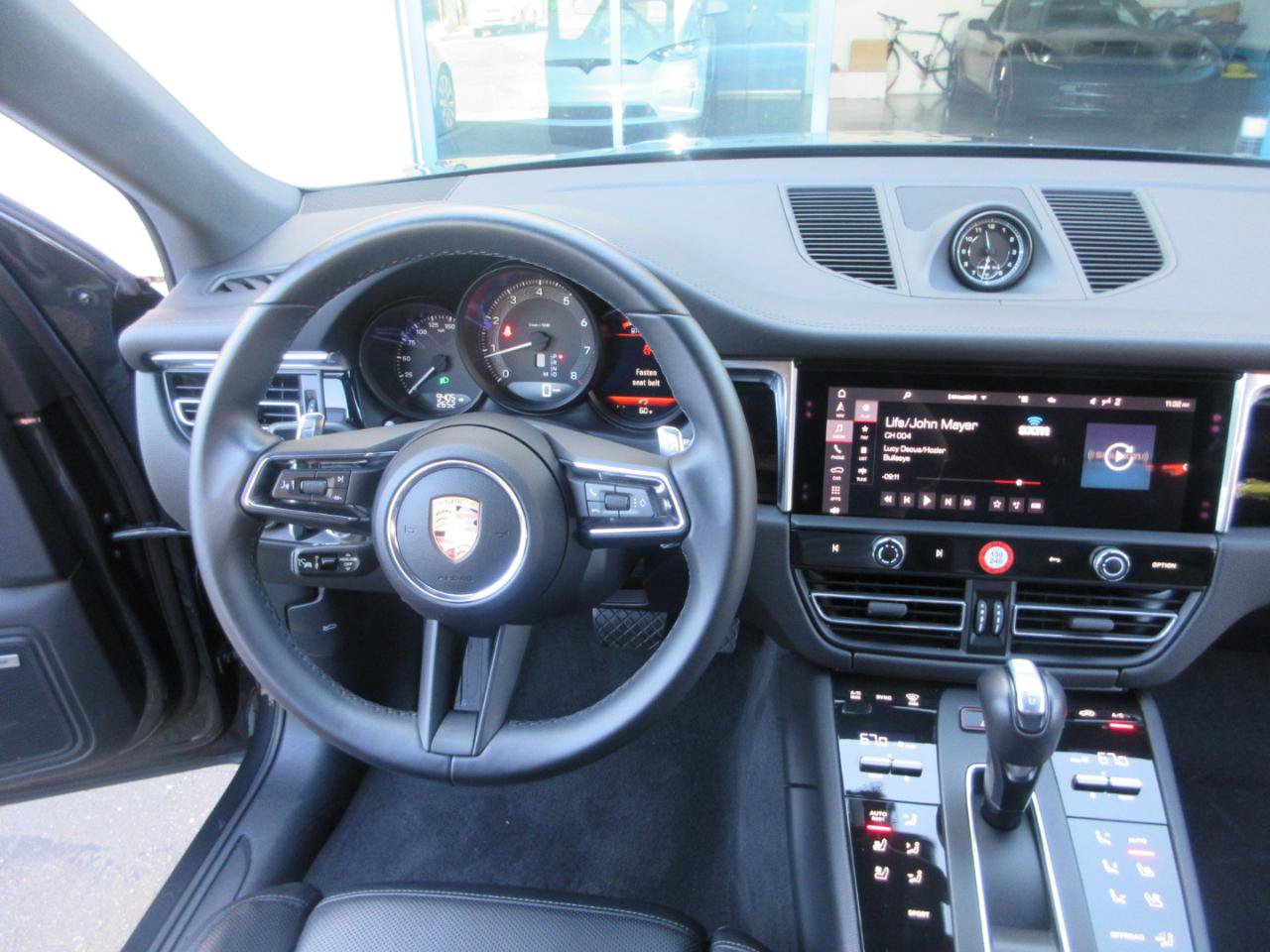 Used 2025 Porsche Macan w/ Premium Package Plus AWD/4WD image 48