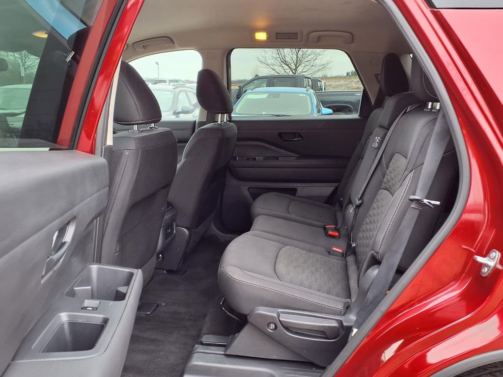 Used 2024 Nissan Pathfinder SV image 13