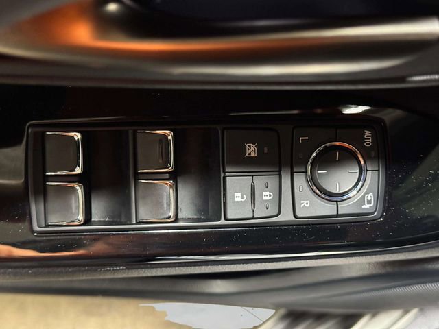 Used 2020 Lexus LX 570 4WD w/ 3rd Row & Luxury Pkg image 21