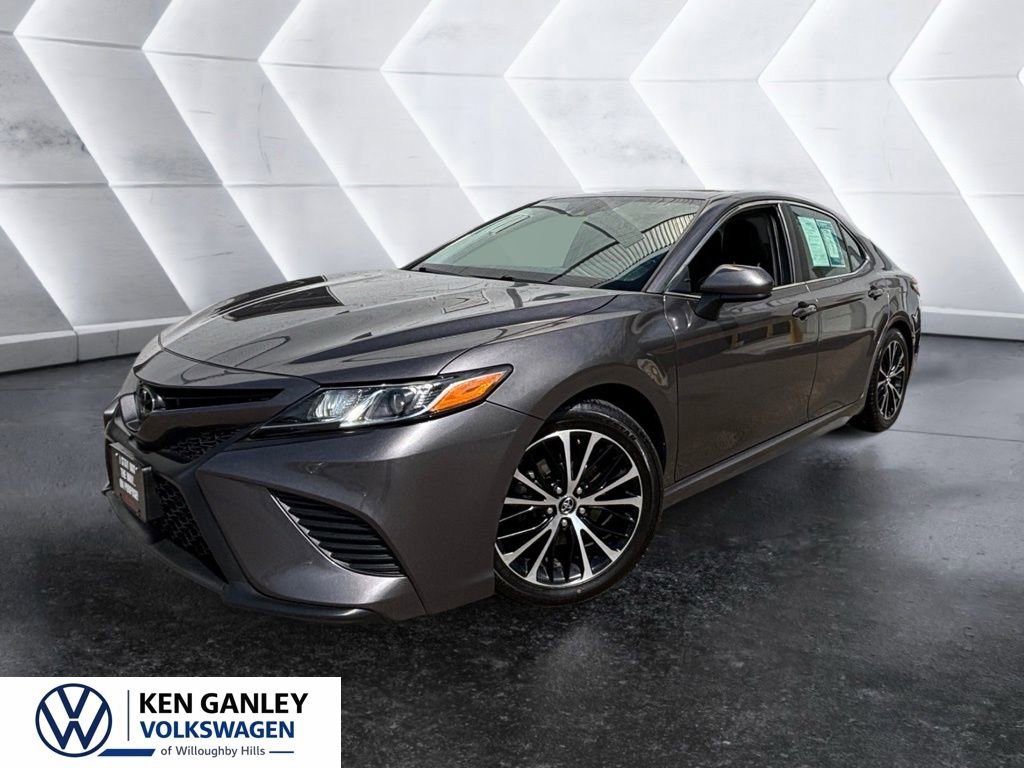 Used 2020 Toyota Camry SE FWD image 1