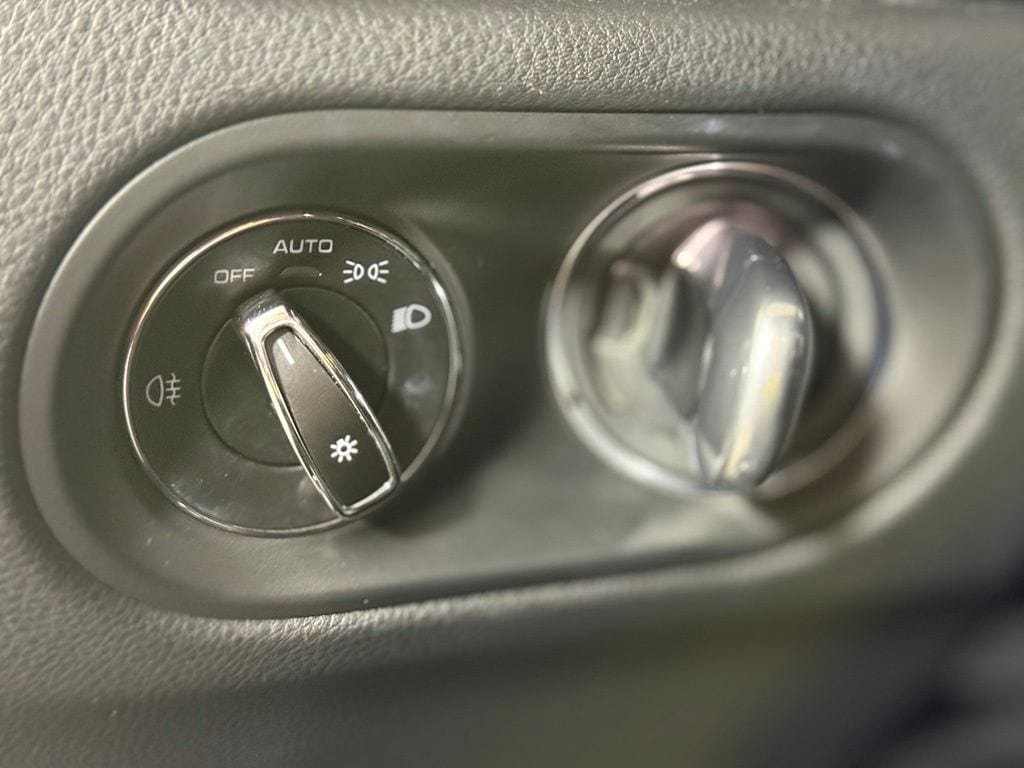 Used 2023 Porsche Macan S AWD/4WD image 19