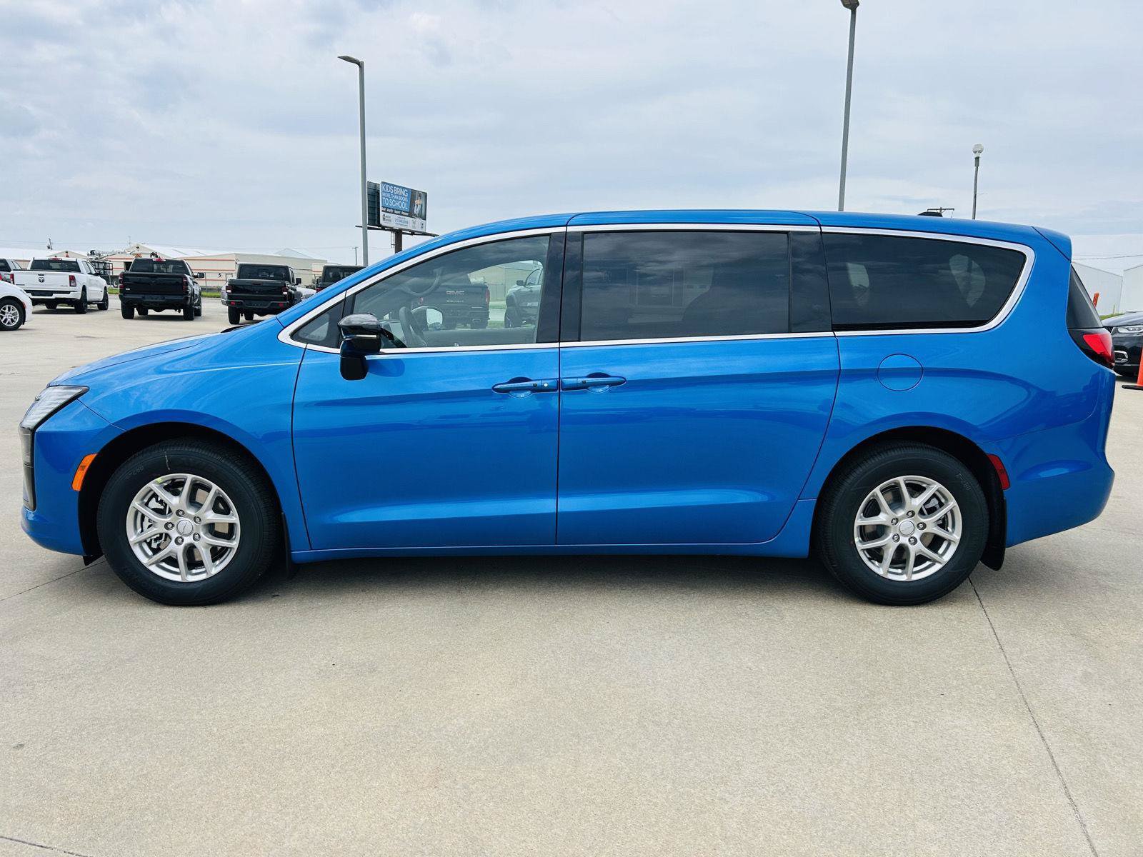 New 2027 Chrysler Pacifica Select FWD image 35