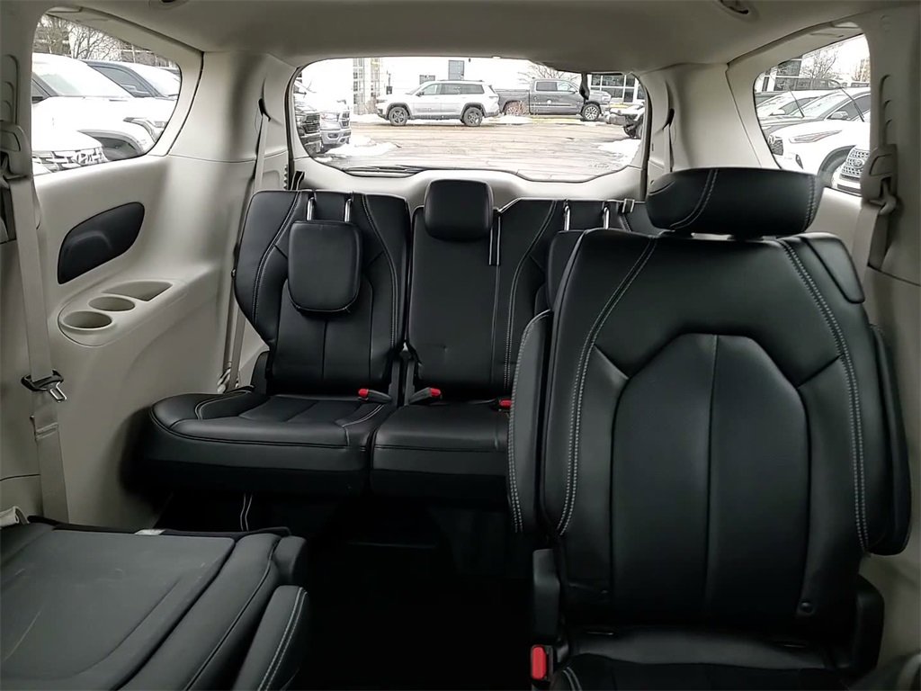 Used 2023 Chrysler Pacifica Touring-L image 33