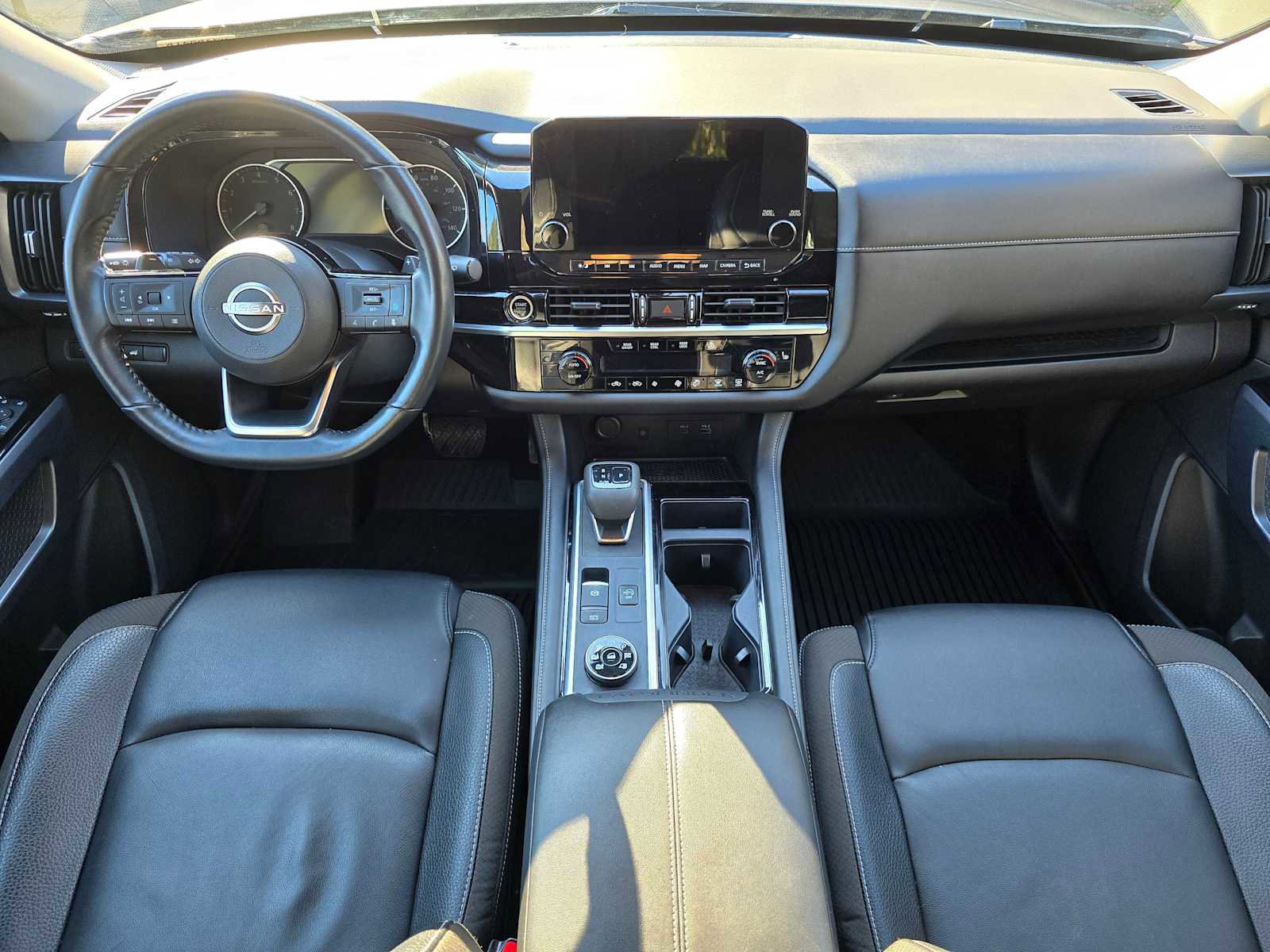 Used 2024 Nissan Pathfinder SL w/ Black Appearance Package image 18