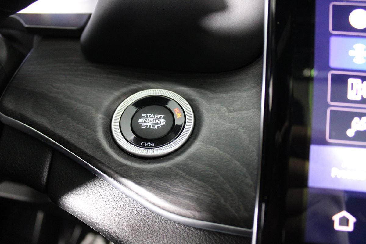 Used 2022 Jeep Grand Cherokee Overland w/ Luxury Tech Group IV AWD/4WD image 15