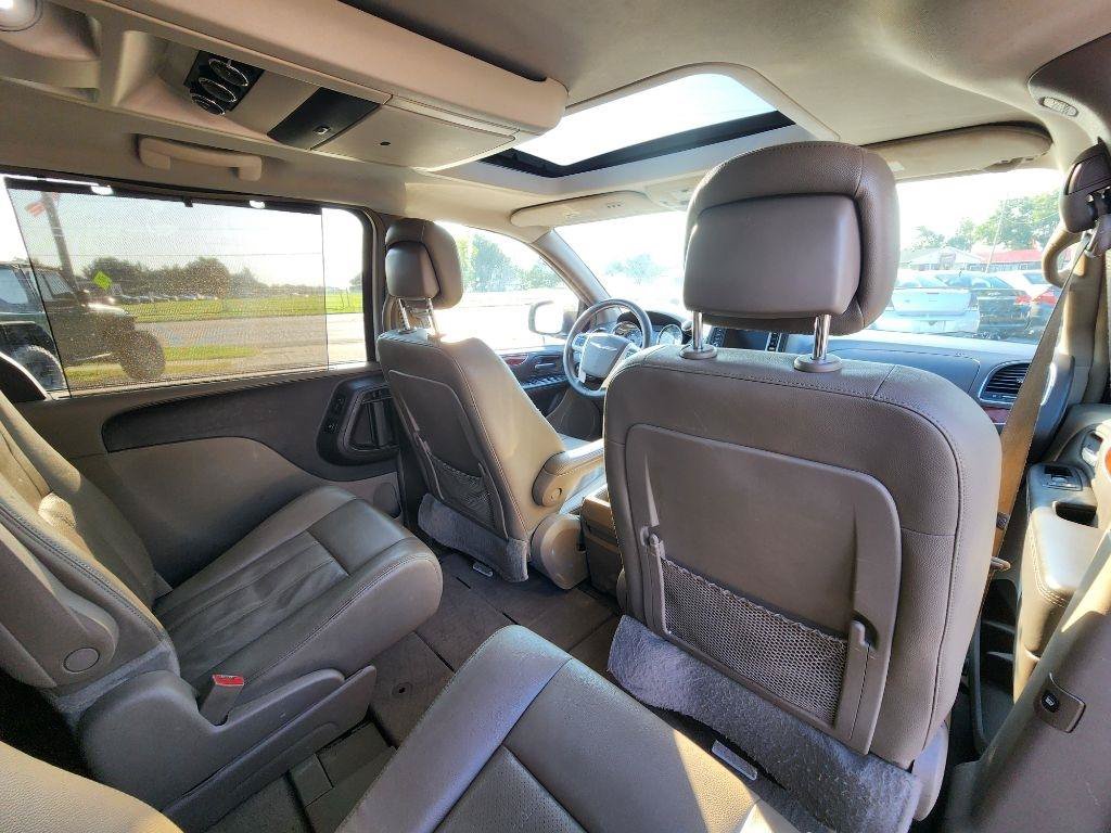 Used 2016 Chrysler Town & Country Touring-L FWD image 20