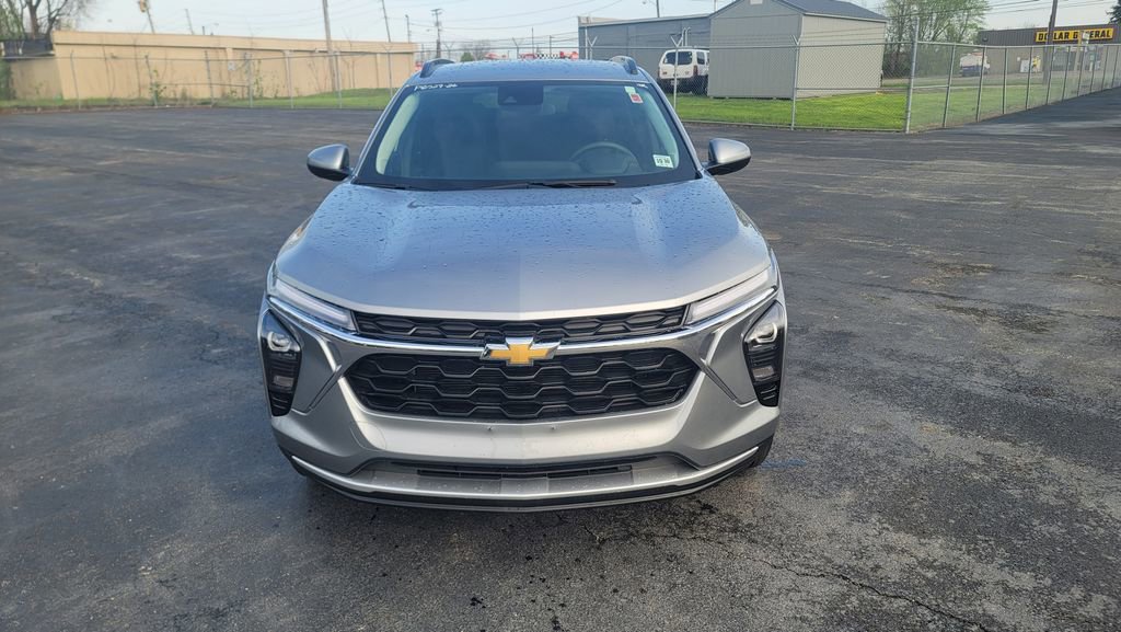 Used 2026 Chevrolet Trax LT FWD image 4