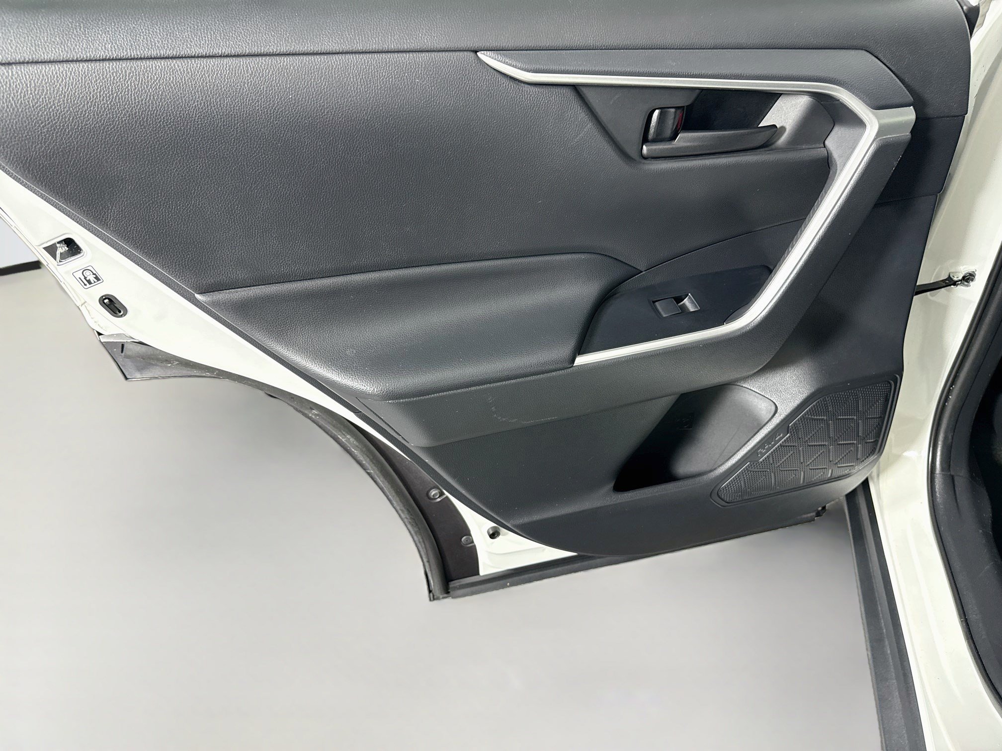 Used 2020 Toyota RAV4 LE FWD image 25