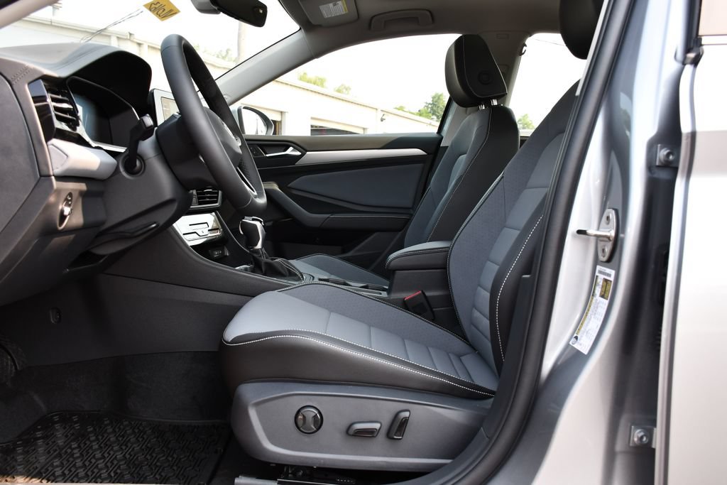 New 2026 Volkswagen Jetta SE FWD image 13
