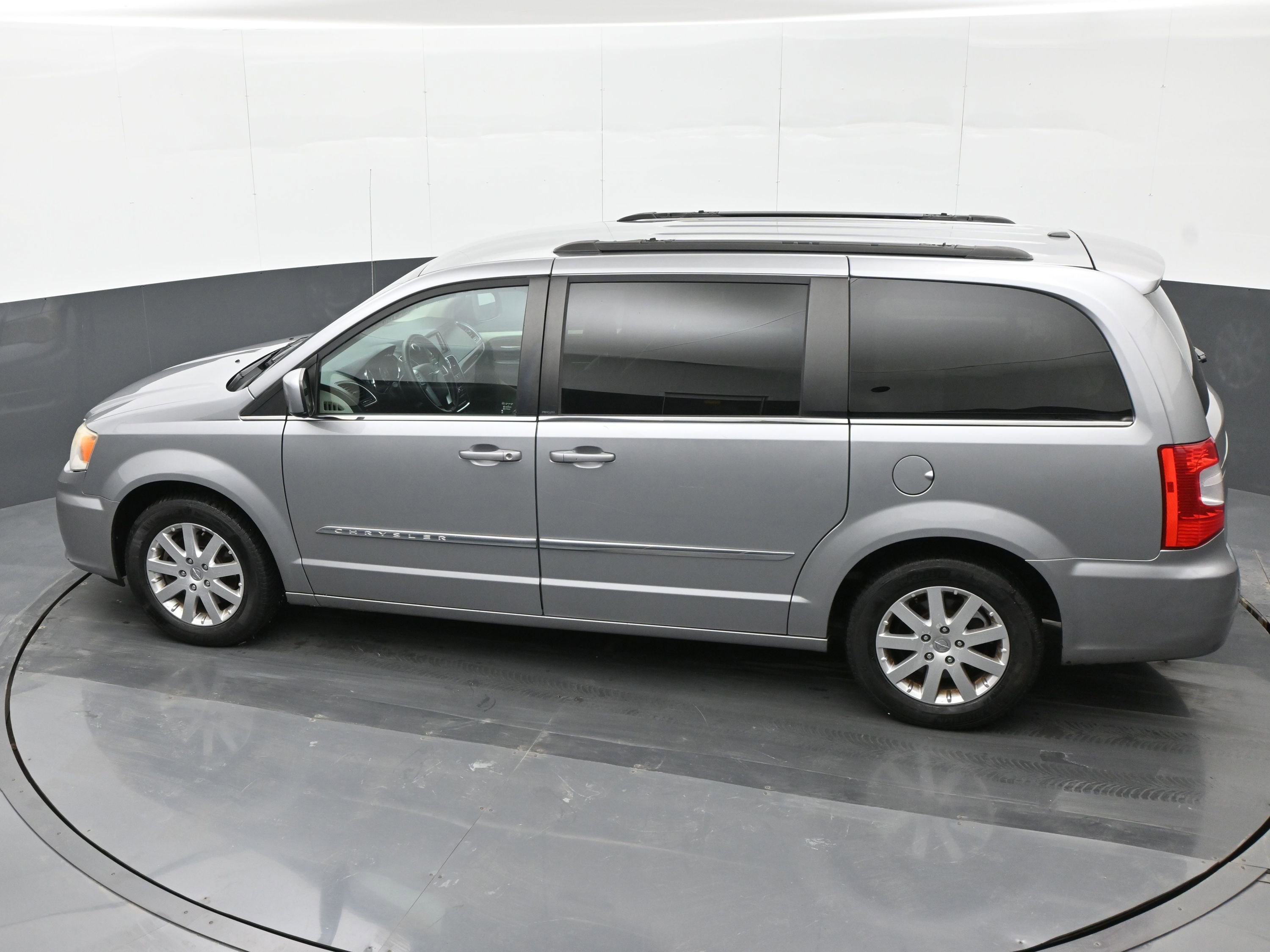 Used 2013 Chrysler Town & Country Touring image 33