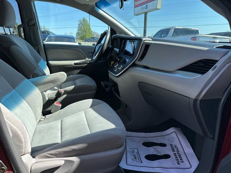 Used 2015 Toyota Sienna L image 4