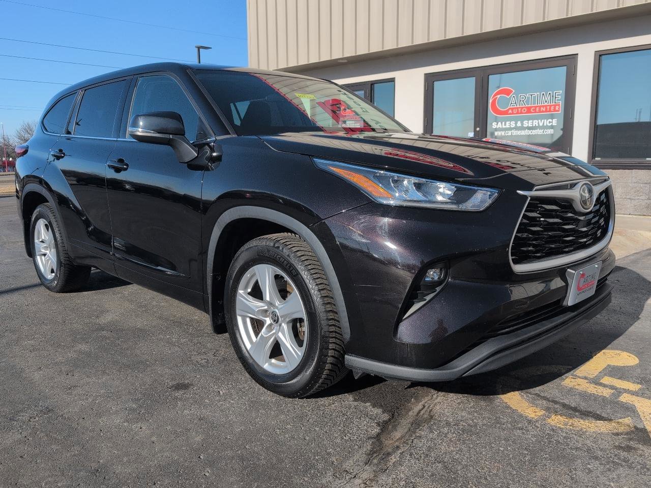 Used 2020 Toyota Highlander LE image 2