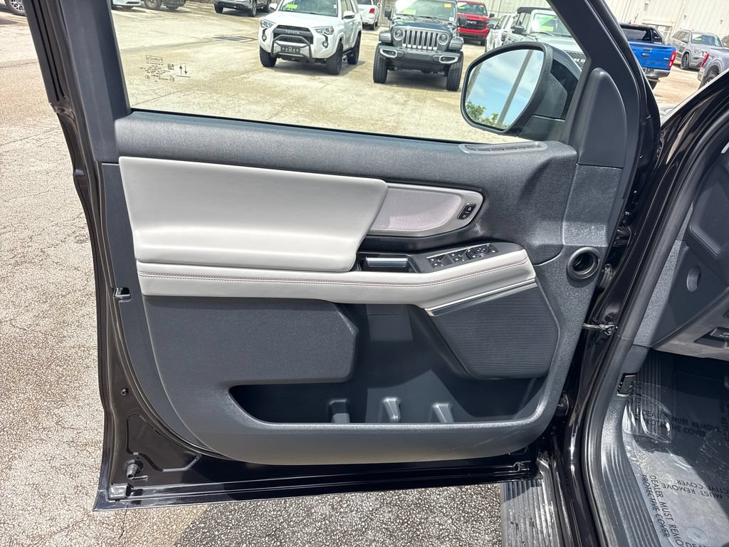 Used 2025 Ford Expedition Active RWD image 15