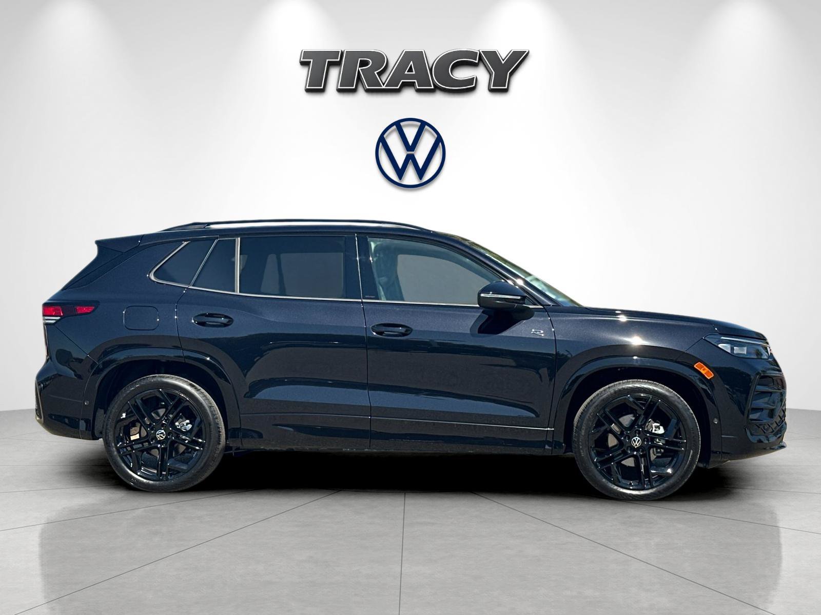 New 2026 Volkswagen Tiguan SE R-Line FWD image 3