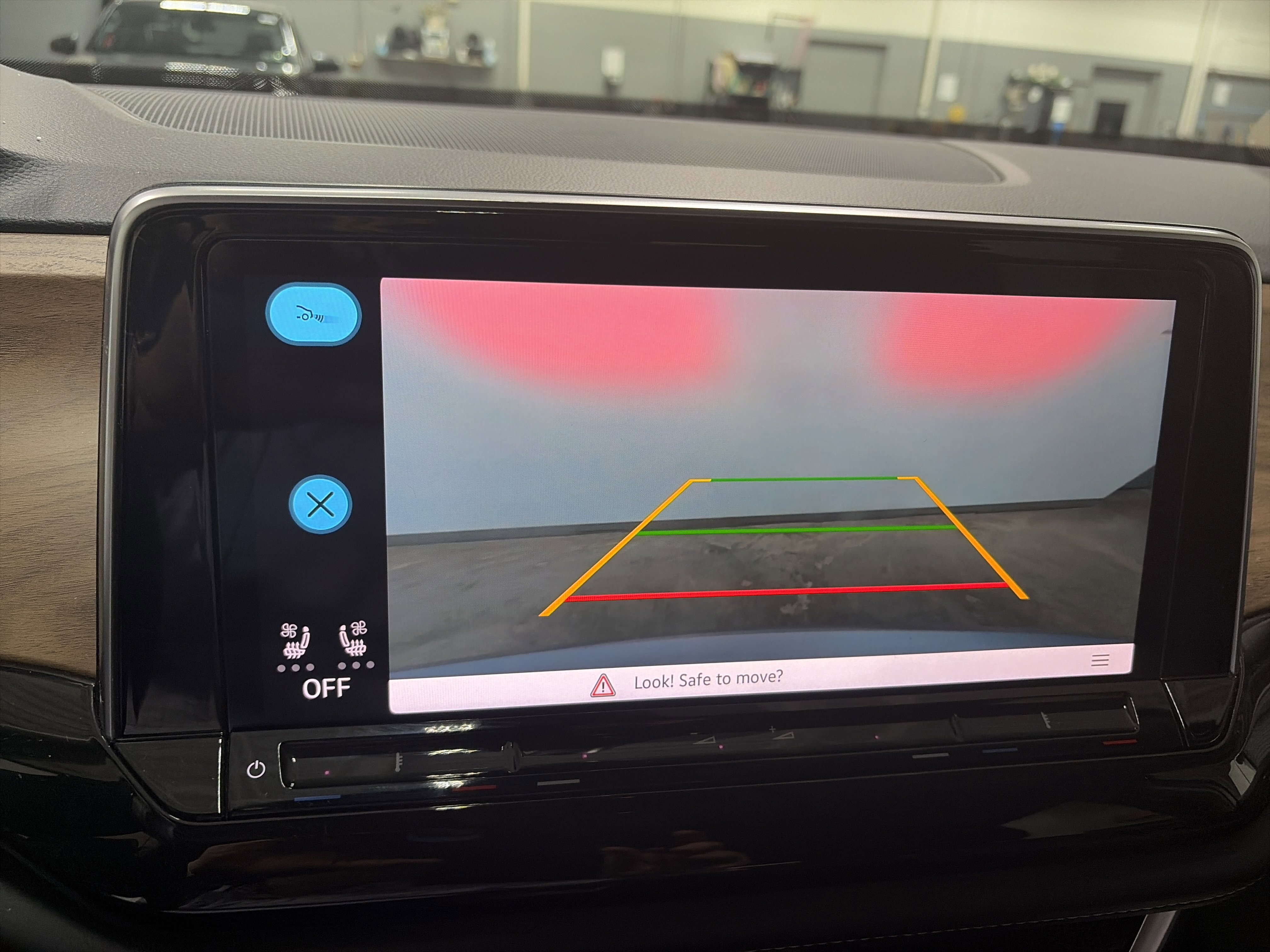 Certified 2025 Volkswagen Atlas SE image 18