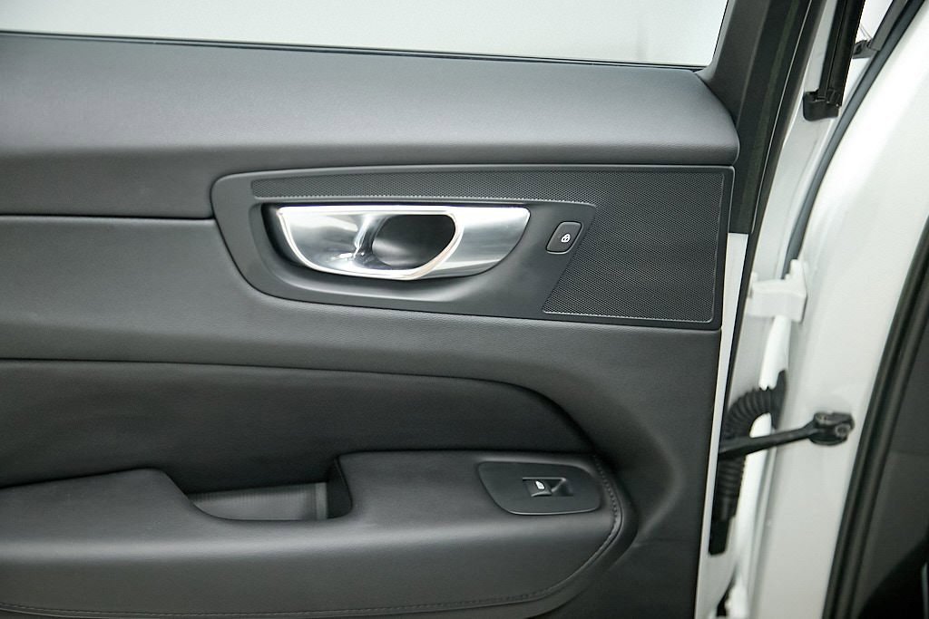 Certified 2023 Volvo XC60 B5 Plus w/ Protection Package Premier image 19