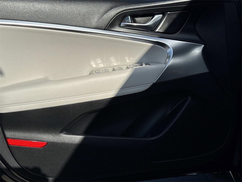 Used 2025 Genesis G70 2.5T image 14