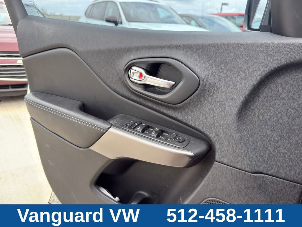 Used 2019 Jeep Cherokee Latitude w/ Cold Weather Group FWD image 21