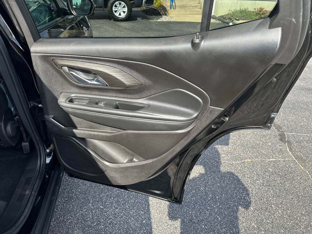 Used 2024 GMC Terrain SLT image 32
