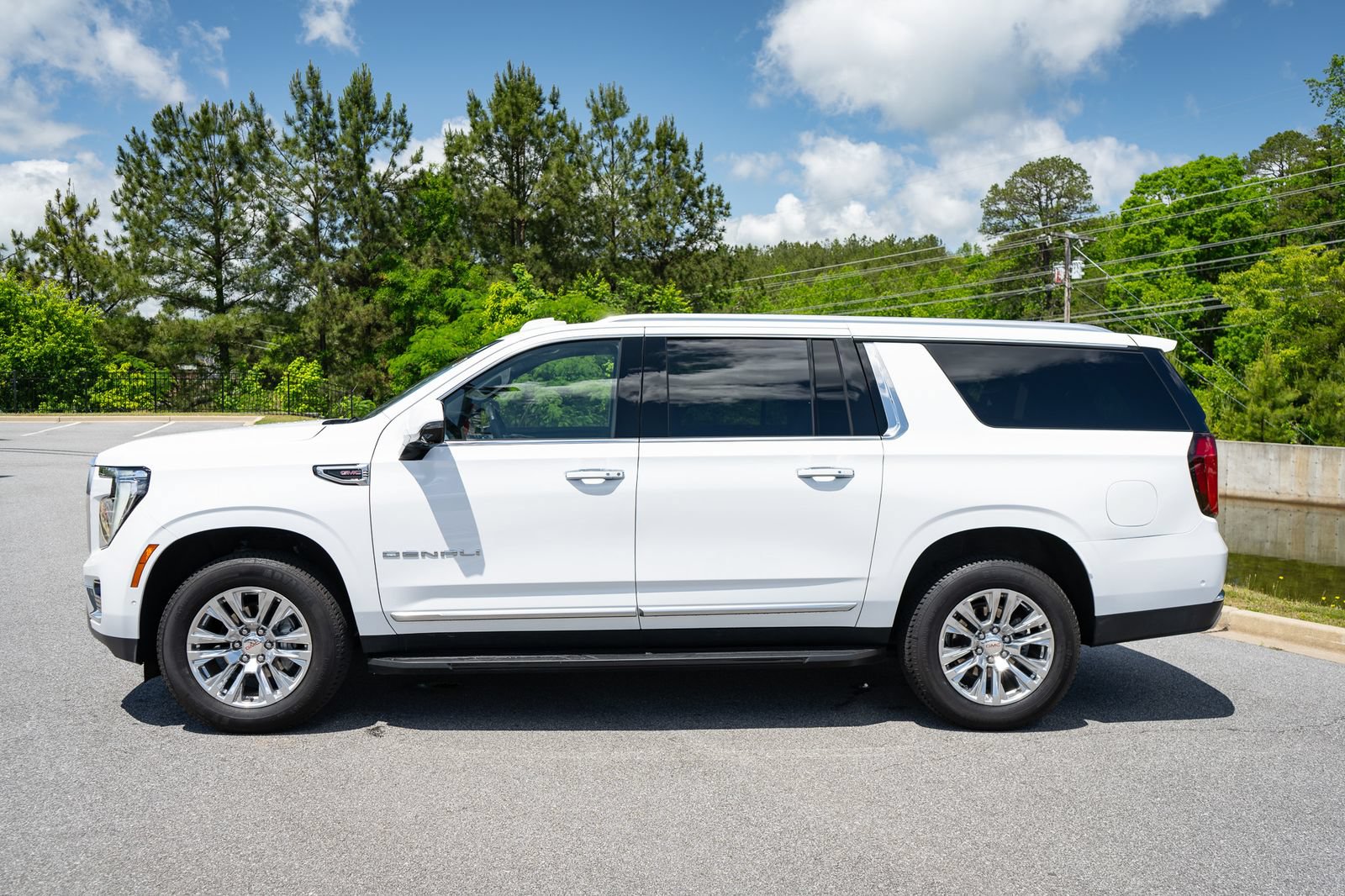 Used 2025 GMC Yukon XL Denali AWD/4WD image 5
