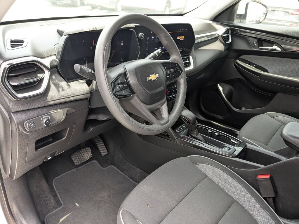 Used 2025 Chevrolet TrailBlazer LT AWD/4WD image 13