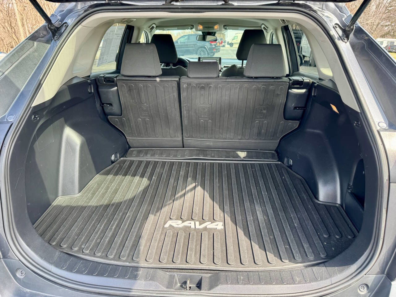 Used 2020 Toyota RAV4 XLE image 28