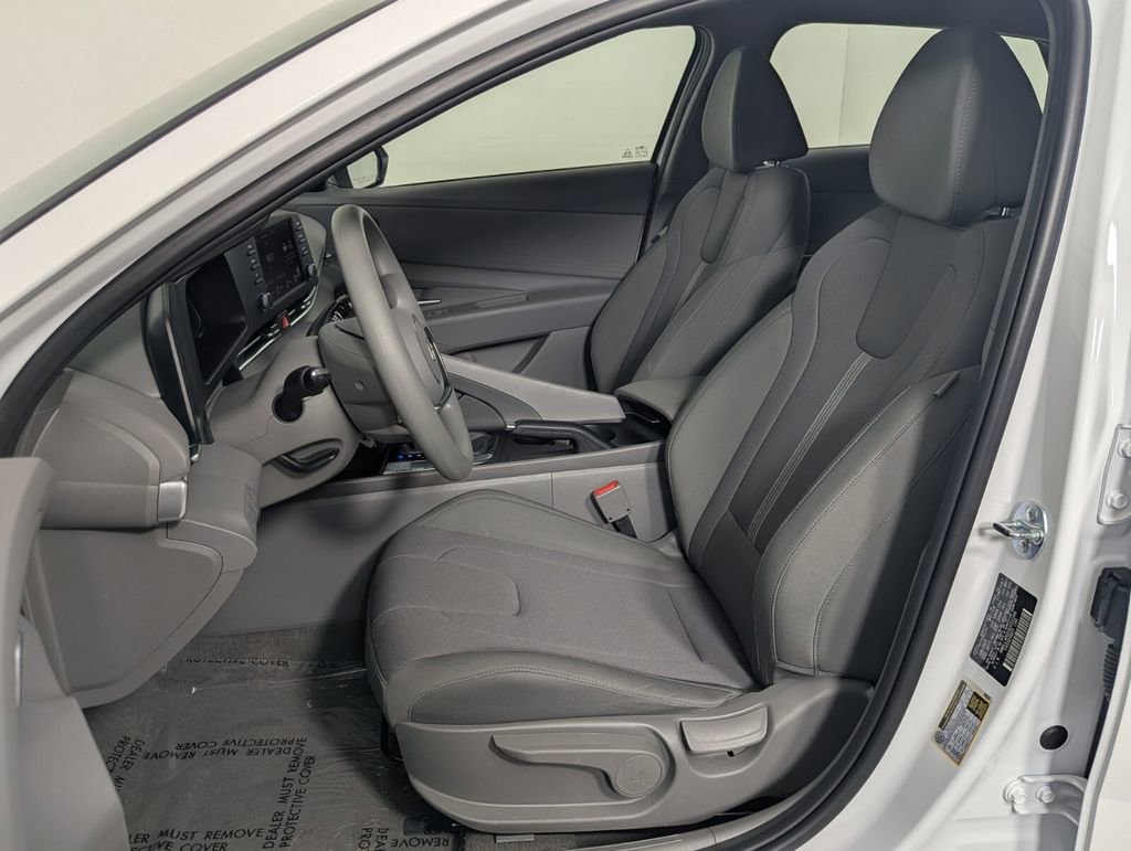 Used 2025 Hyundai Elantra SE image 14
