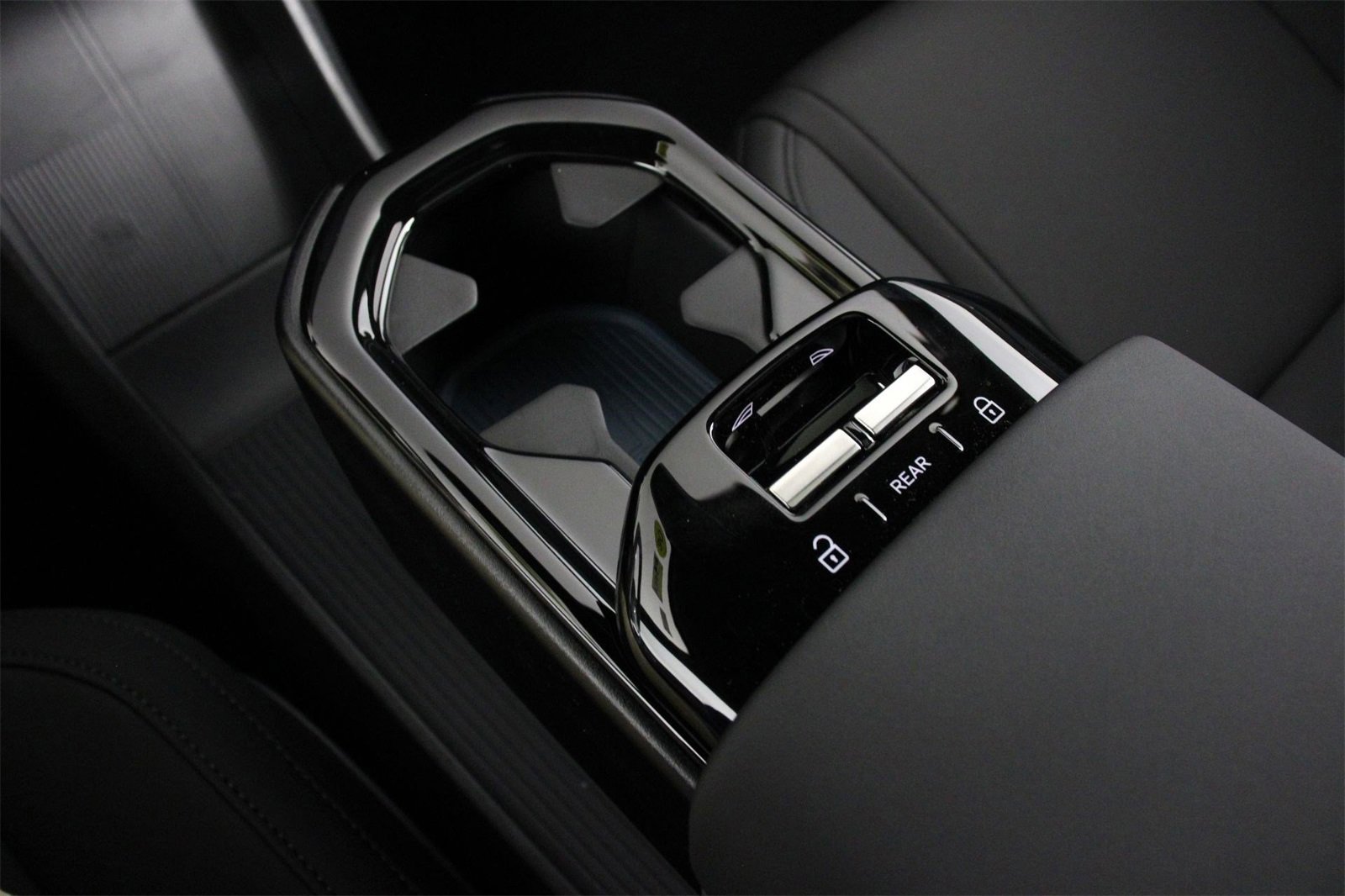 New 2025 Volvo EX30 Plus w/ Protection Package Premier image 7