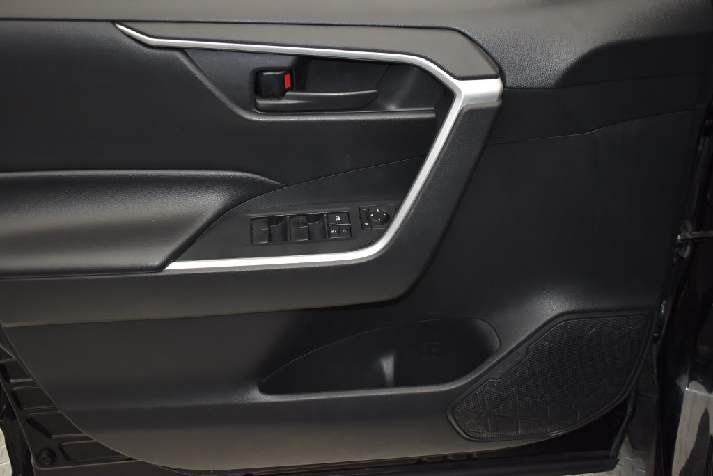 Used 2019 Toyota RAV4 LE FWD image 11