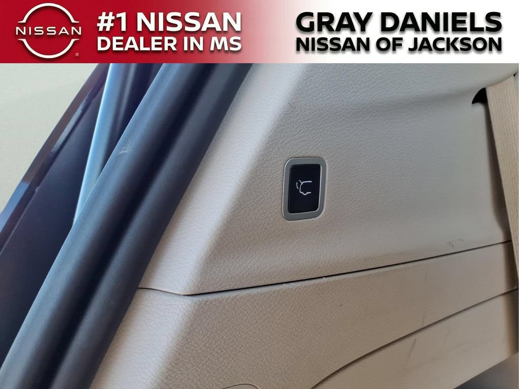 Used 2024 Chrysler Pacifica Touring-L FWD image 9