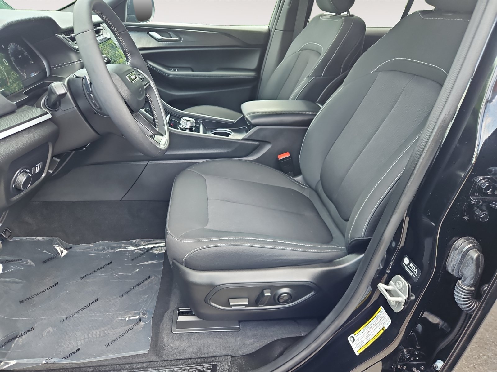 Used 2025 Jeep Grand Cherokee Laredo w/ Luxury Tech Group I AWD/4WD image 9