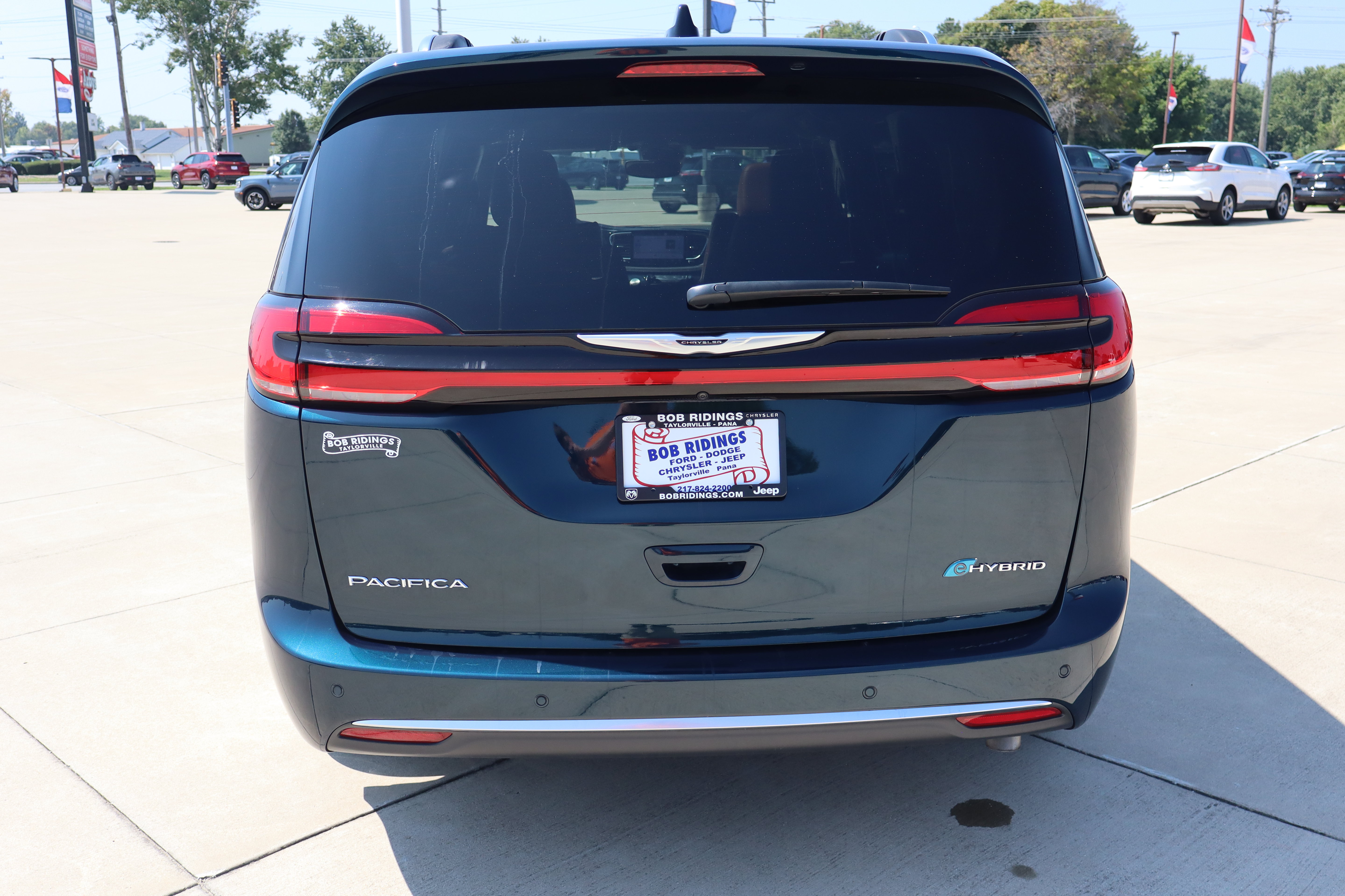Used 2025 Chrysler Pacifica Pinnacle FWD image 6