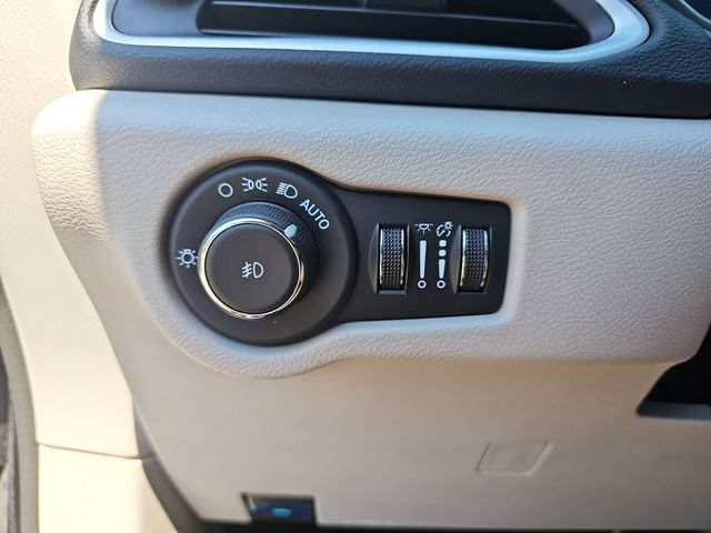 Used 2024 Chrysler Pacifica Touring-L FWD image 29