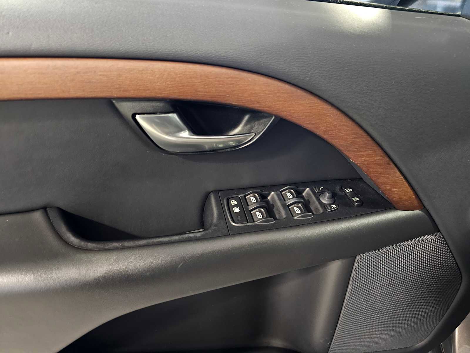 Used 2009 Volvo XC70 3.2 image 22