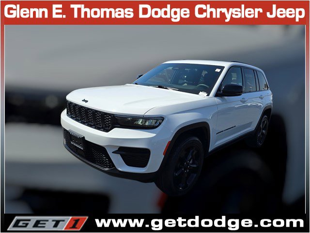 Used 2023 Jeep Grand Cherokee Altitude image 3