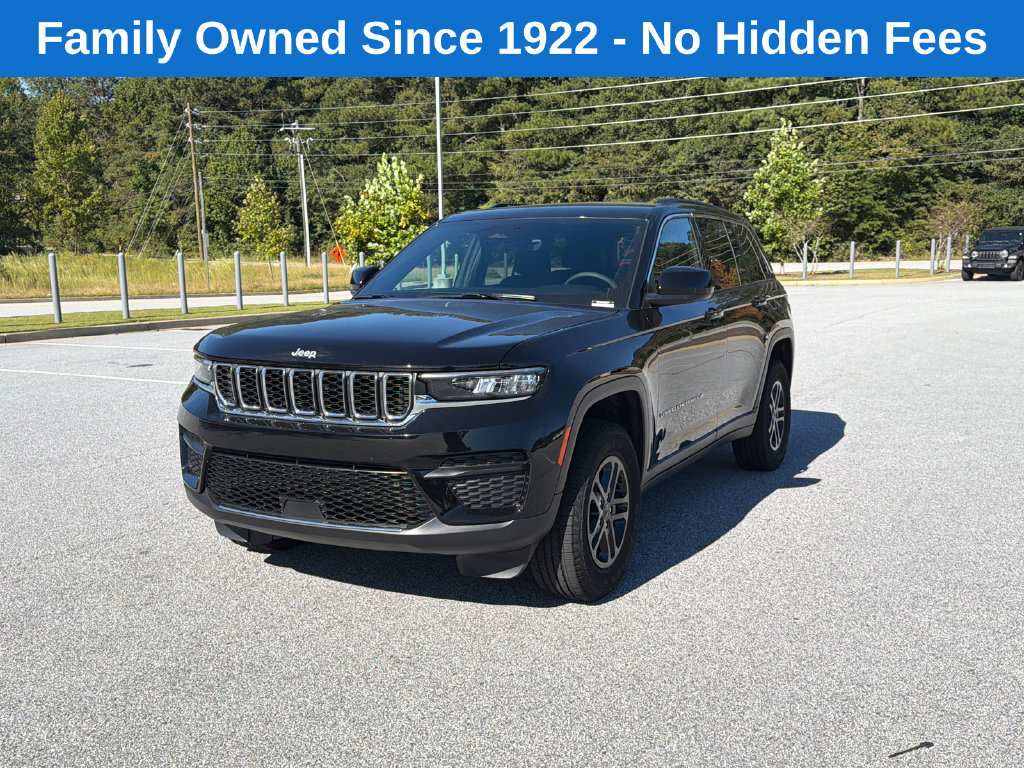 Used 2025 Jeep Grand Cherokee Laredo AWD/4WD image 3