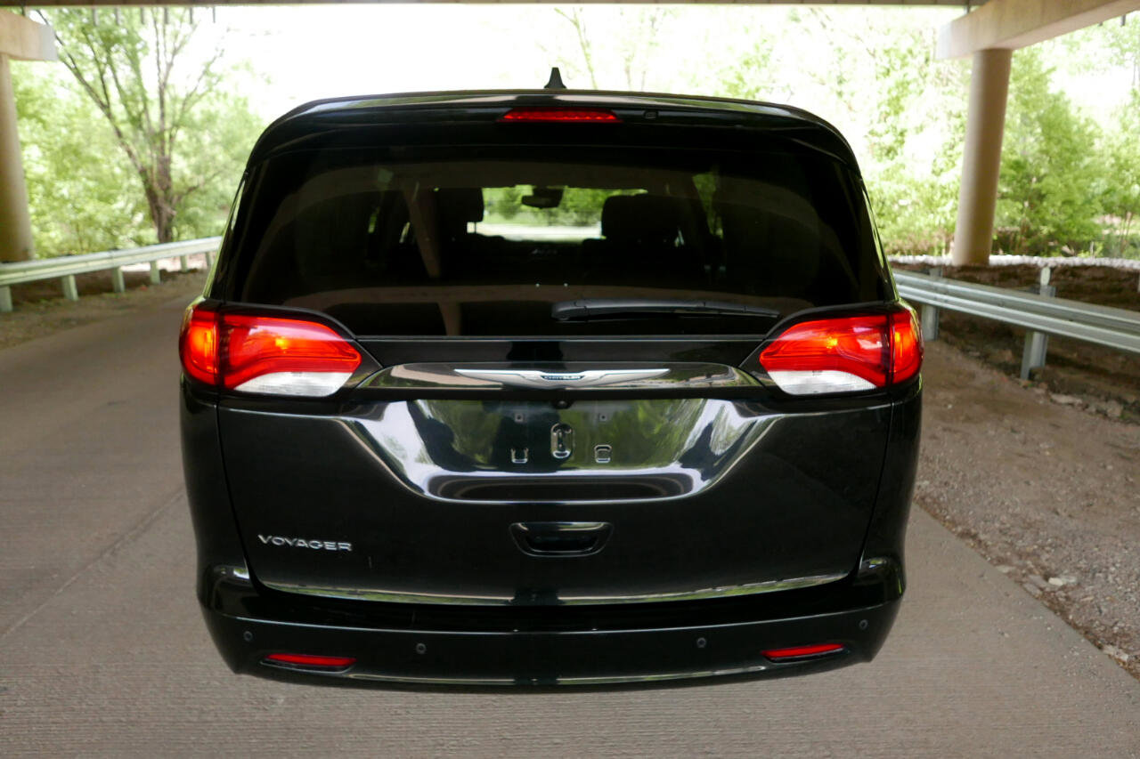 Used 2022 Chrysler Voyager LX image 29
