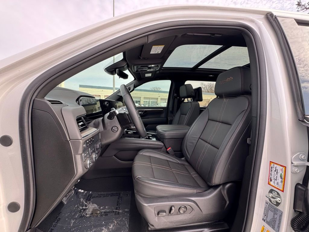 Used 2025 Chevrolet Suburban High Country image 17