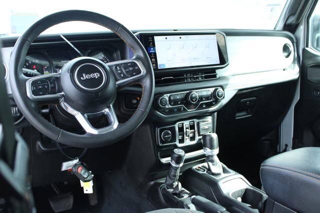 Used 2024 Jeep Wrangler Unlimited Sahara AWD/4WD image 13
