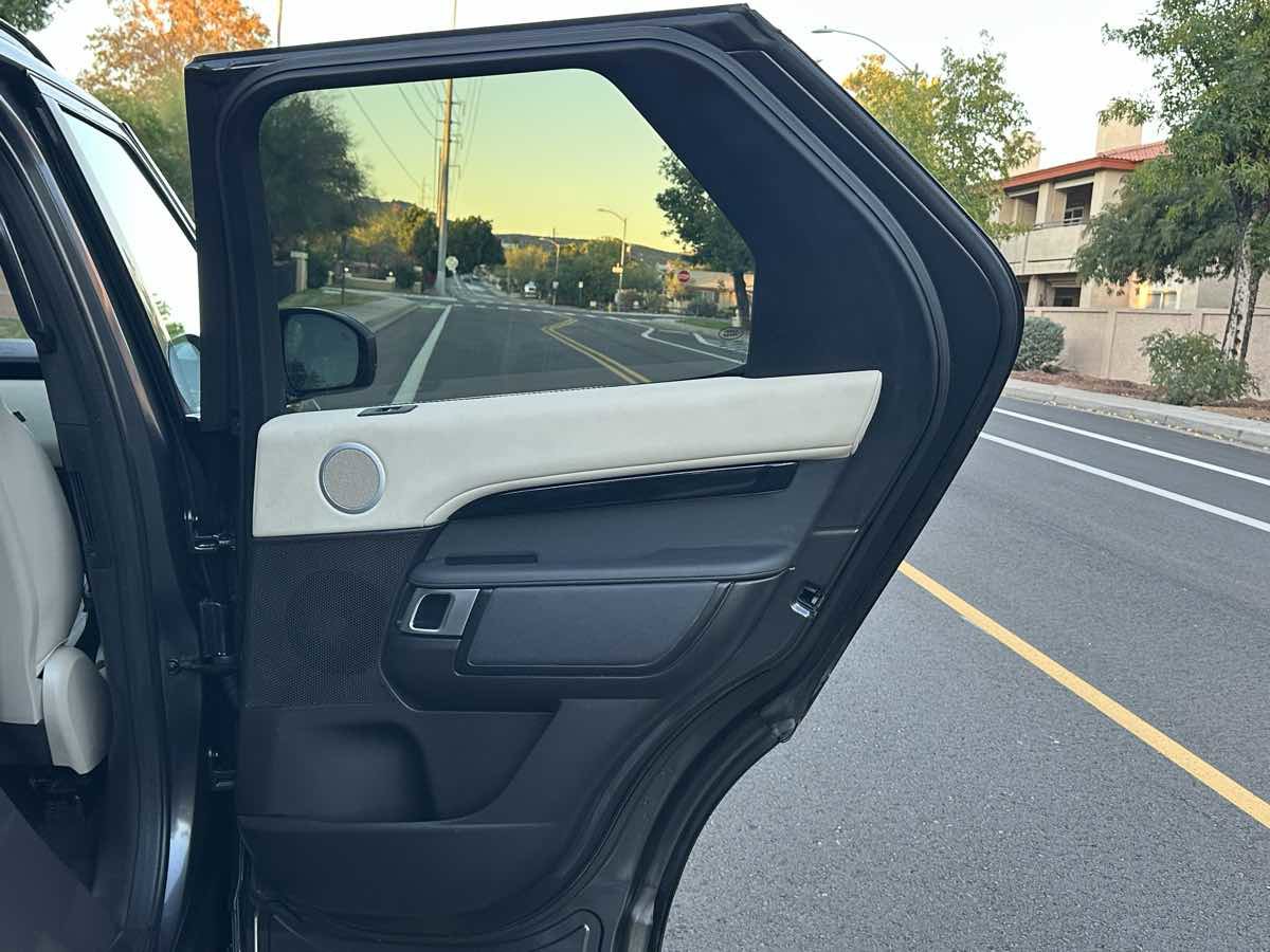 Used 2018 Land Rover Discovery SE image 59