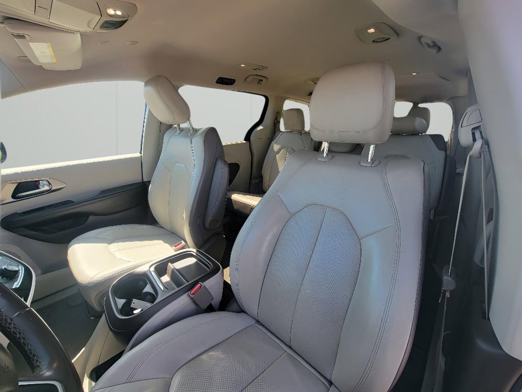 Used 2018 Chrysler Pacifica Touring-L image 10